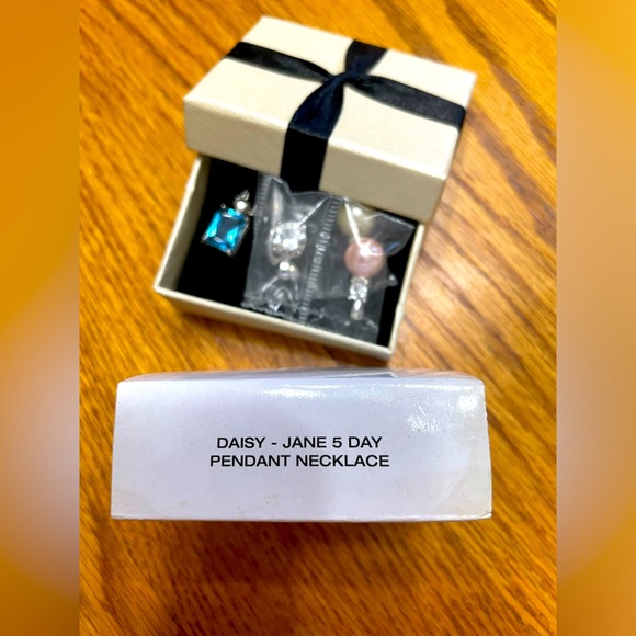 !!NEW!! Avon Daisy-Jane 5 Day Pendant Necklace Set - Picture 3 of 11
